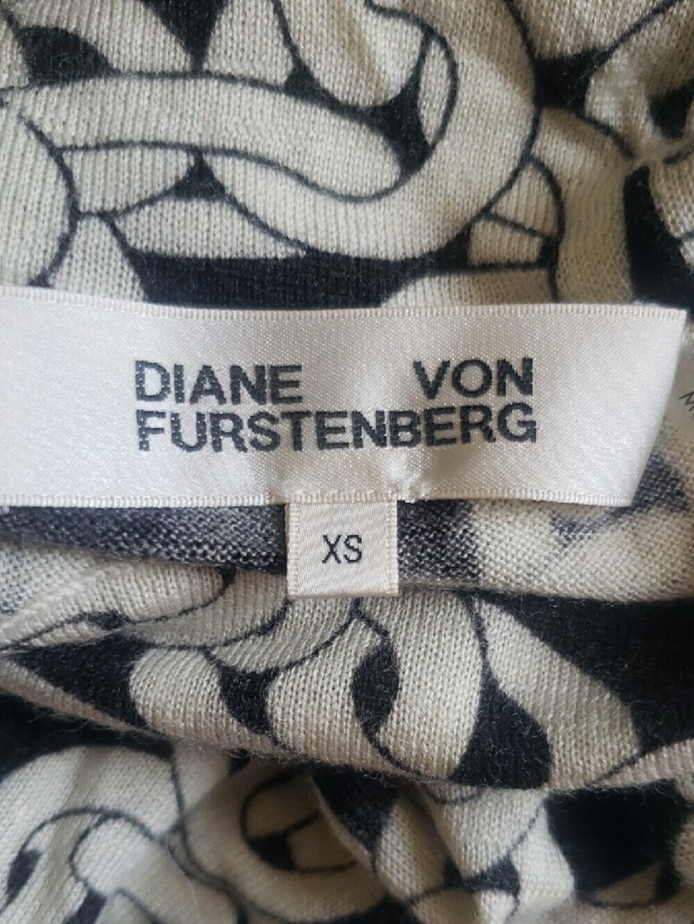 Diane Von Fustenberg Black & Cream Print Long Sleeve Turtleneck Top Size XS - Picture 4 of 5